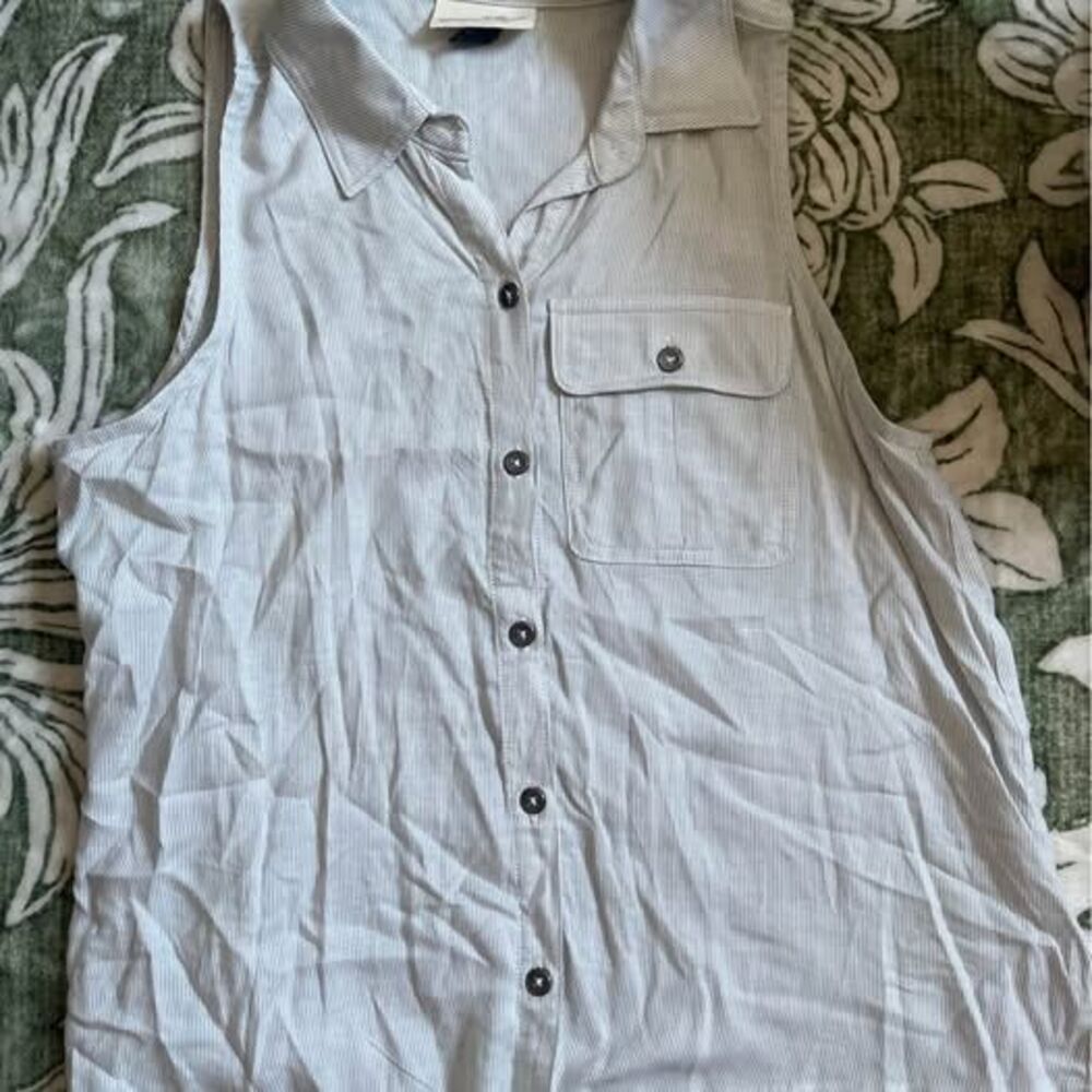 Business Casual Women's Sleeveless Button Up